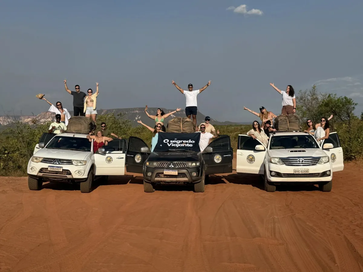 Grupo da comunidade OSV com os carros no Jalapão